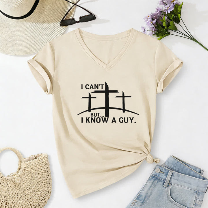 T-shirt à col en V imprimé « Je ne peux pas, mais je connais un gars » de Christianartworkshop - Beige - 2XL - image 8