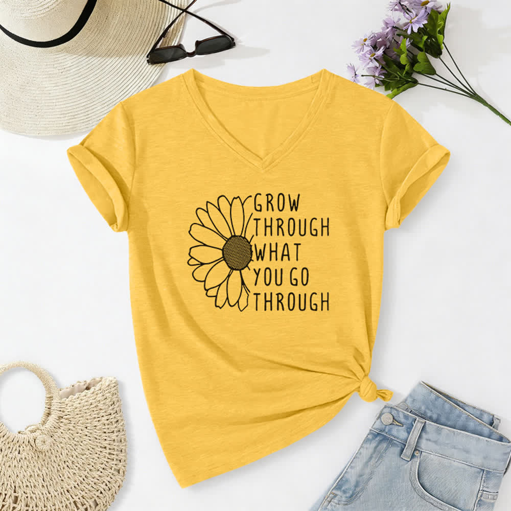T-shirt à col en V imprimé « Grandir à travers les épreuves » de Christianartworkshop - Jaune - 2XL - image 0