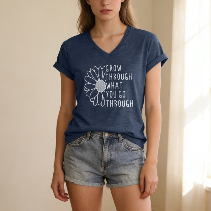 T-shirt à col en V imprimé « Grandir à travers les épreuves » de Christianartworkshop - image 17