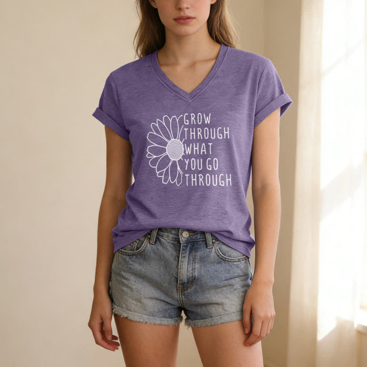 T-shirt à col en V imprimé « Grandir à travers les épreuves » de Christianartworkshop - image 25