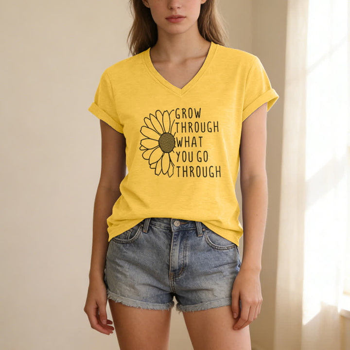 T-shirt à col en V imprimé « Grandir à travers les épreuves » de Christianartworkshop - image 1