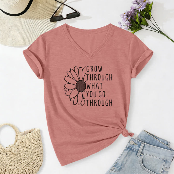 T-shirt à col en V imprimé « Grandir à travers les épreuves » de Christianartworkshop - Rose clair - 2XL - image 18
