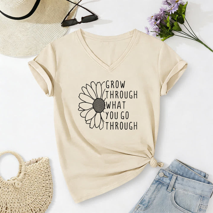 T-shirt à col en V imprimé « Grandir à travers les épreuves » de Christianartworkshop - Beige - 2XL - image 8