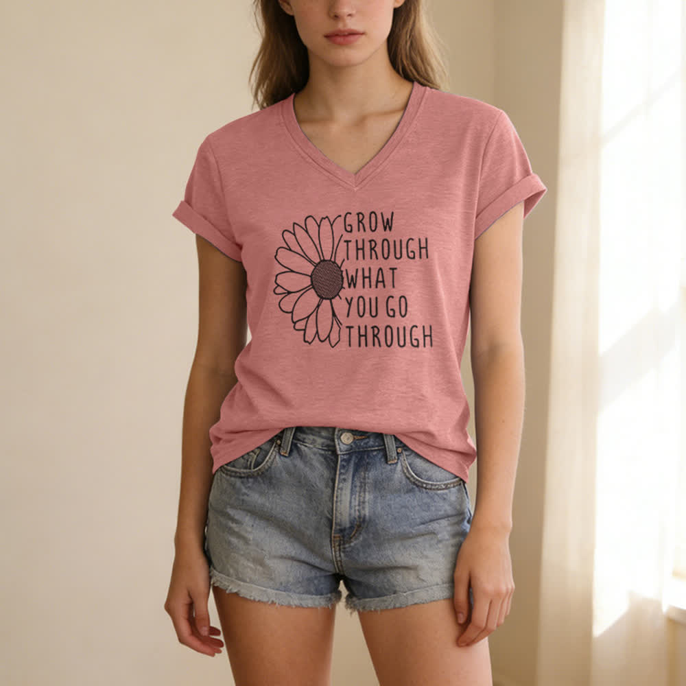 T-shirt à col en V imprimé « Grandir à travers les épreuves » de Christianartworkshop - image 19