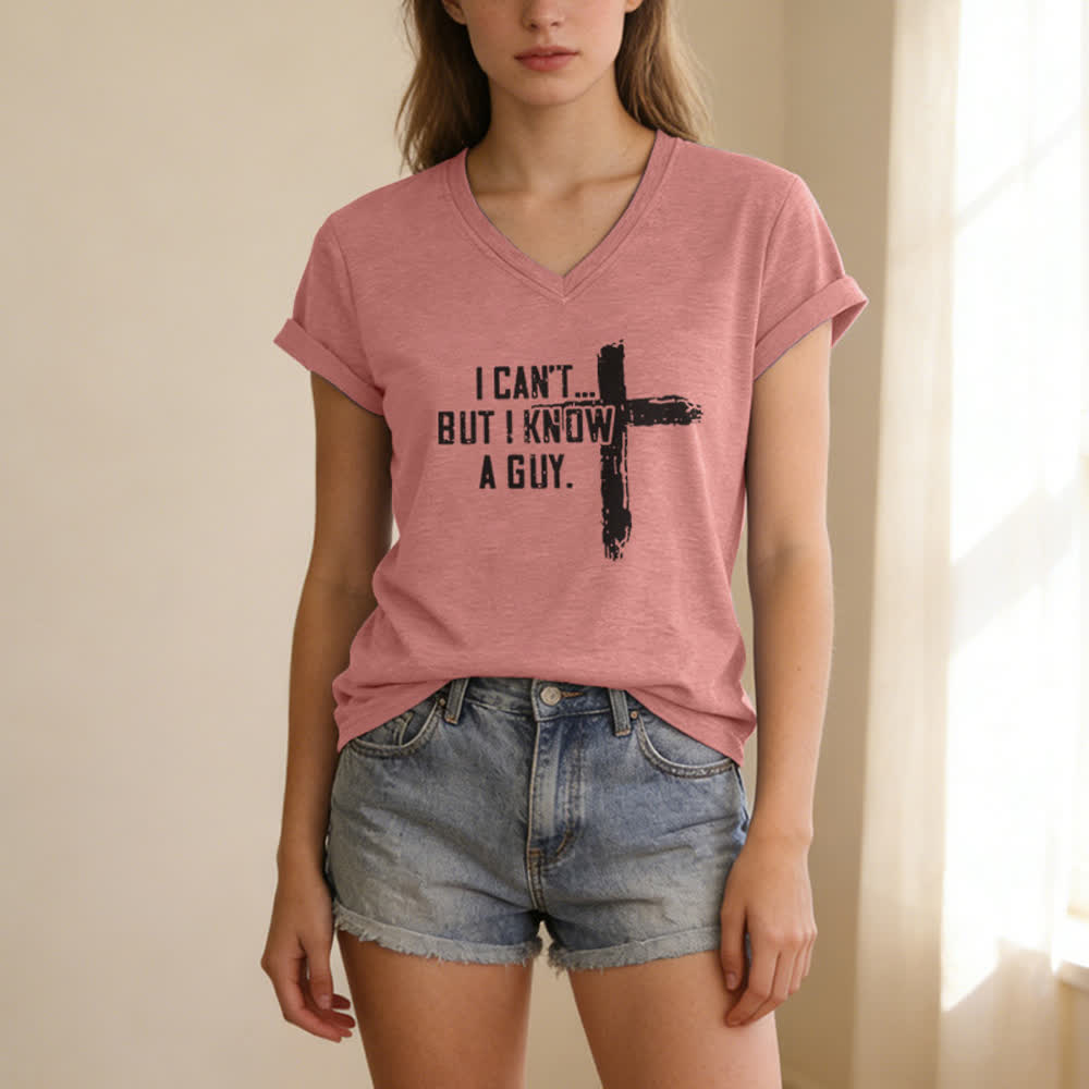 T-shirt à col en V imprimé « Je ne peux pas, mais je connais un gars » de Christianartworkshop pour femmes - image 19