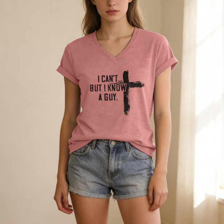 T-shirt à col en V imprimé « Je ne peux pas, mais je connais un gars » de Christianartworkshop pour femmes - image 19