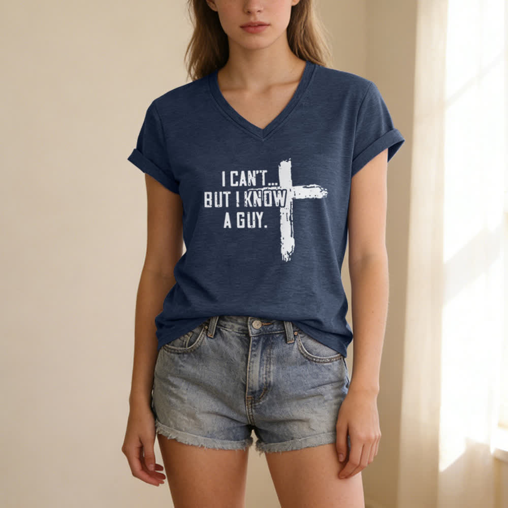 T-shirt à col en V imprimé « Je ne peux pas, mais je connais un gars » de Christianartworkshop pour femmes - image 17