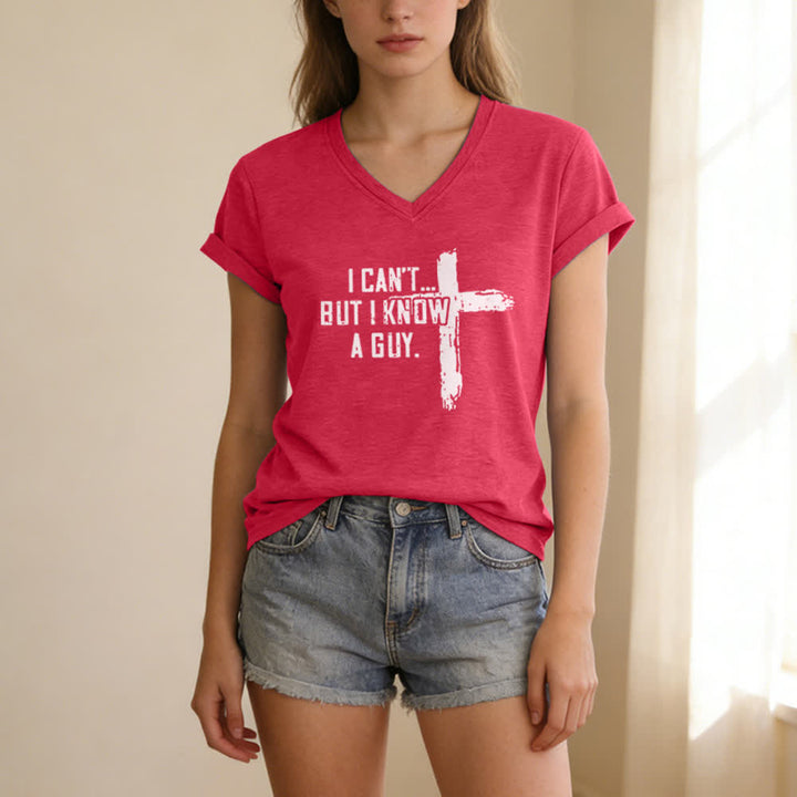 T-shirt à col en V imprimé « Je ne peux pas, mais je connais un gars » de Christianartworkshop pour femmes - image 21
