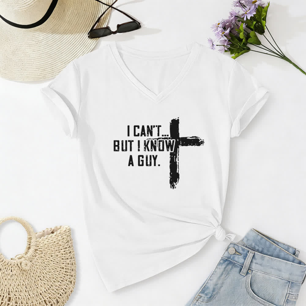 T-shirt à col en V imprimé « Je ne peux pas, mais je connais un gars » de Christianartworkshop pour femmes - Blanc - 2XL - image 4
