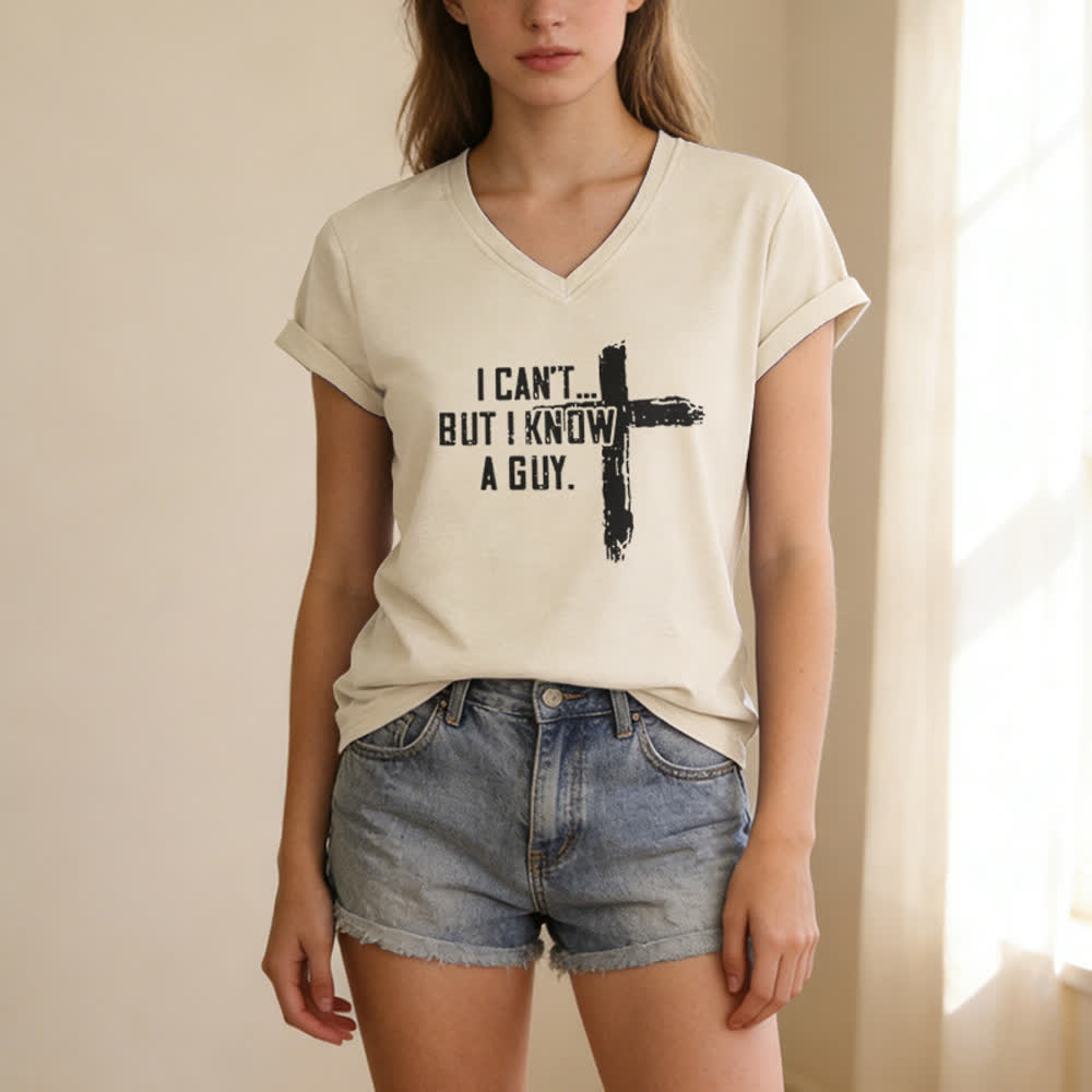 T-shirt à col en V imprimé « Je ne peux pas, mais je connais un gars » de Christianartworkshop pour femmes - image 1
