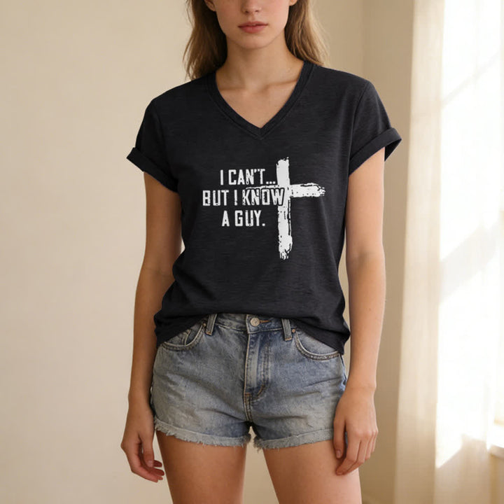 T-shirt à col en V imprimé « Je ne peux pas, mais je connais un gars » de Christianartworkshop pour femmes - image 3