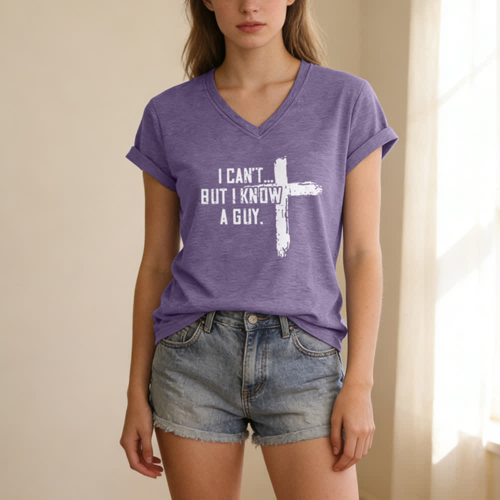 T-shirt à col en V imprimé « Je ne peux pas, mais je connais un gars » de Christianartworkshop pour femmes - image 25