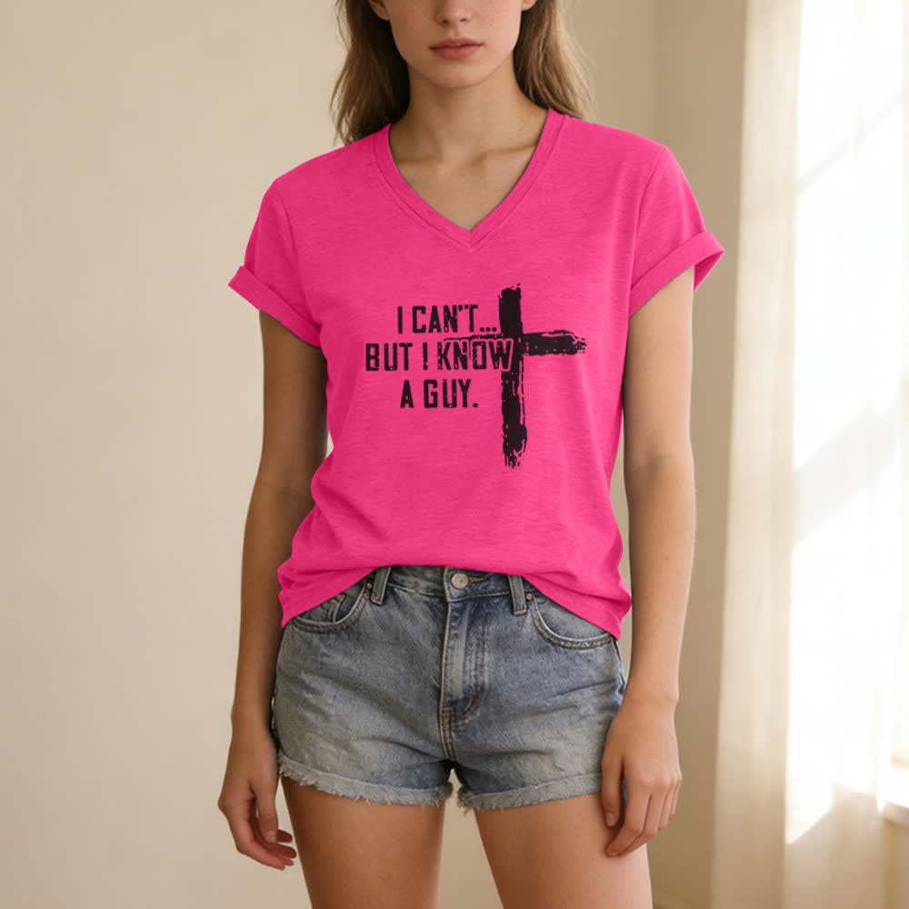 T-shirt à col en V imprimé « Je ne peux pas, mais je connais un gars » de Christianartworkshop pour femmes - image 23