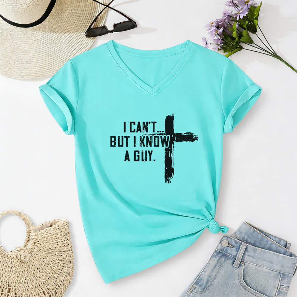T-shirt à col en V imprimé « Je ne peux pas, mais je connais un gars » de Christianartworkshop pour femmes - Bleu ciel - 2XL - image 14