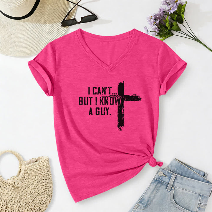 T-shirt à col en V imprimé « Je ne peux pas, mais je connais un gars » de Christianartworkshop pour femmes - Rose - 2XL - image 22