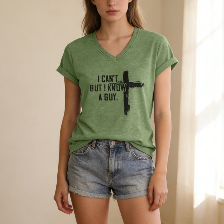 T-shirt à col en V imprimé « Je ne peux pas, mais je connais un gars » de Christianartworkshop pour femmes - image 11