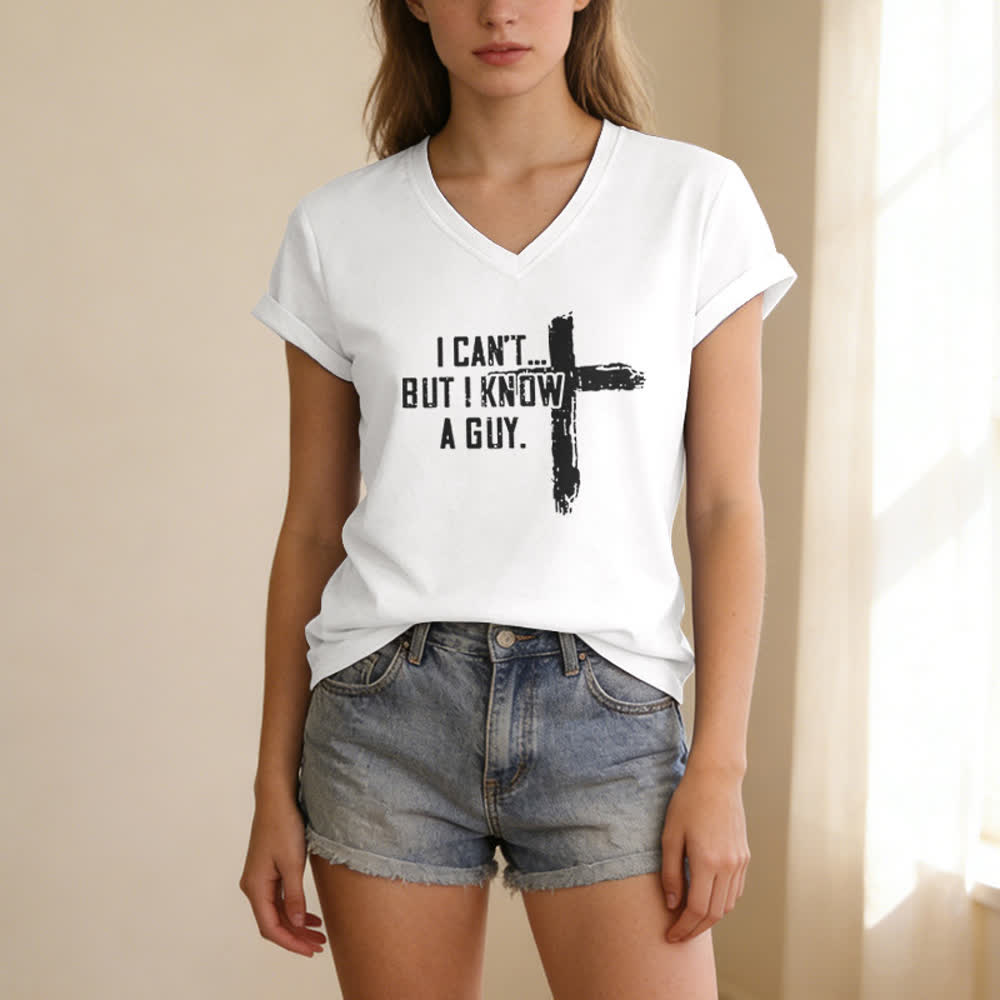 T-shirt à col en V imprimé « Je ne peux pas, mais je connais un gars » de Christianartworkshop pour femmes - image 5