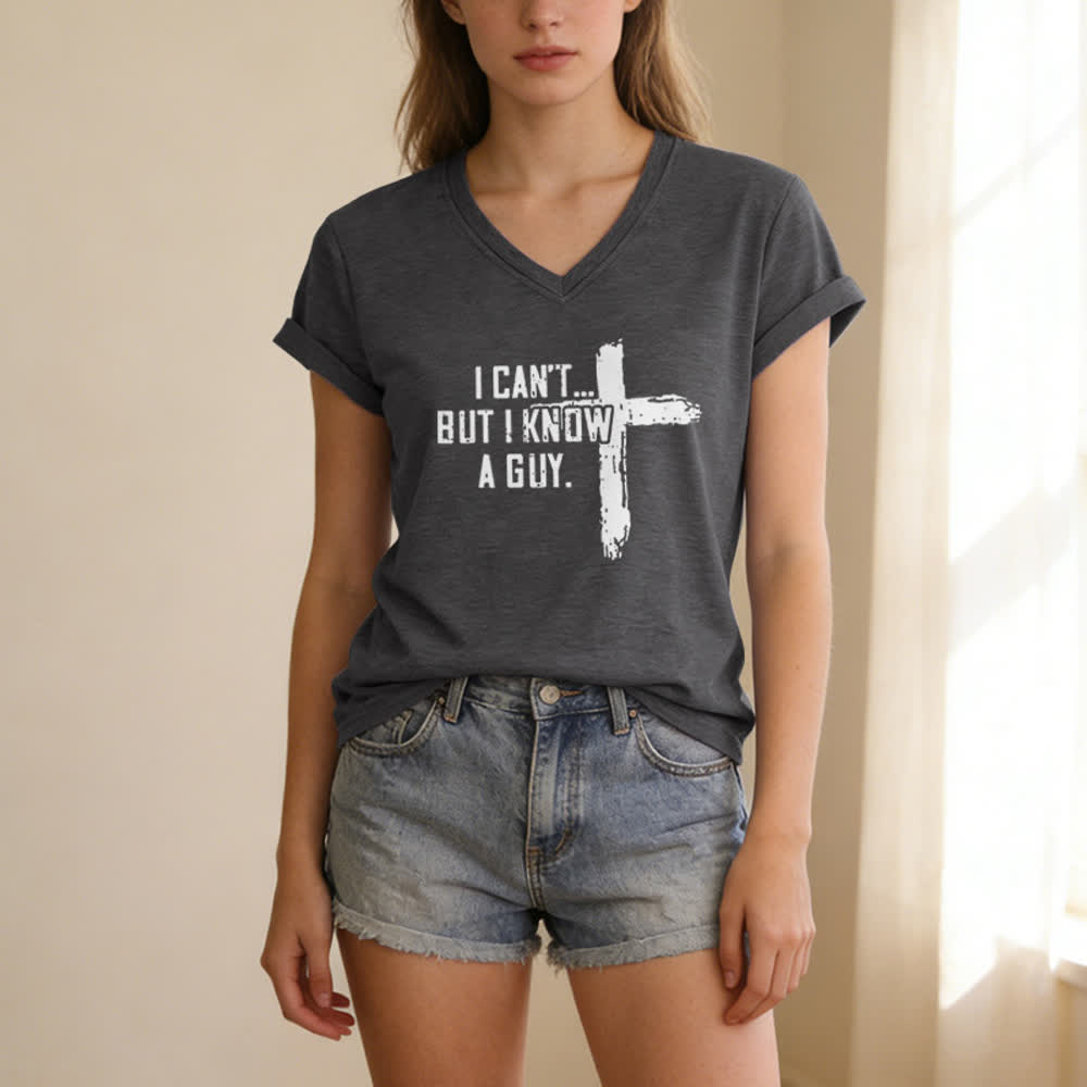 T-shirt à col en V imprimé « Je ne peux pas, mais je connais un gars » de Christianartworkshop pour femmes - image 7