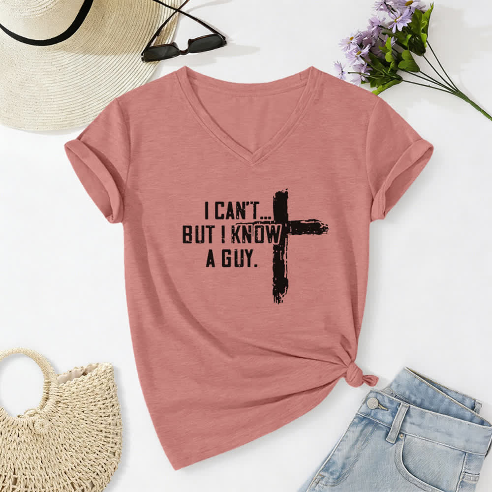 T-shirt à col en V imprimé « Je ne peux pas, mais je connais un gars » de Christianartworkshop pour femmes - Rose clair - 2XL - image 18