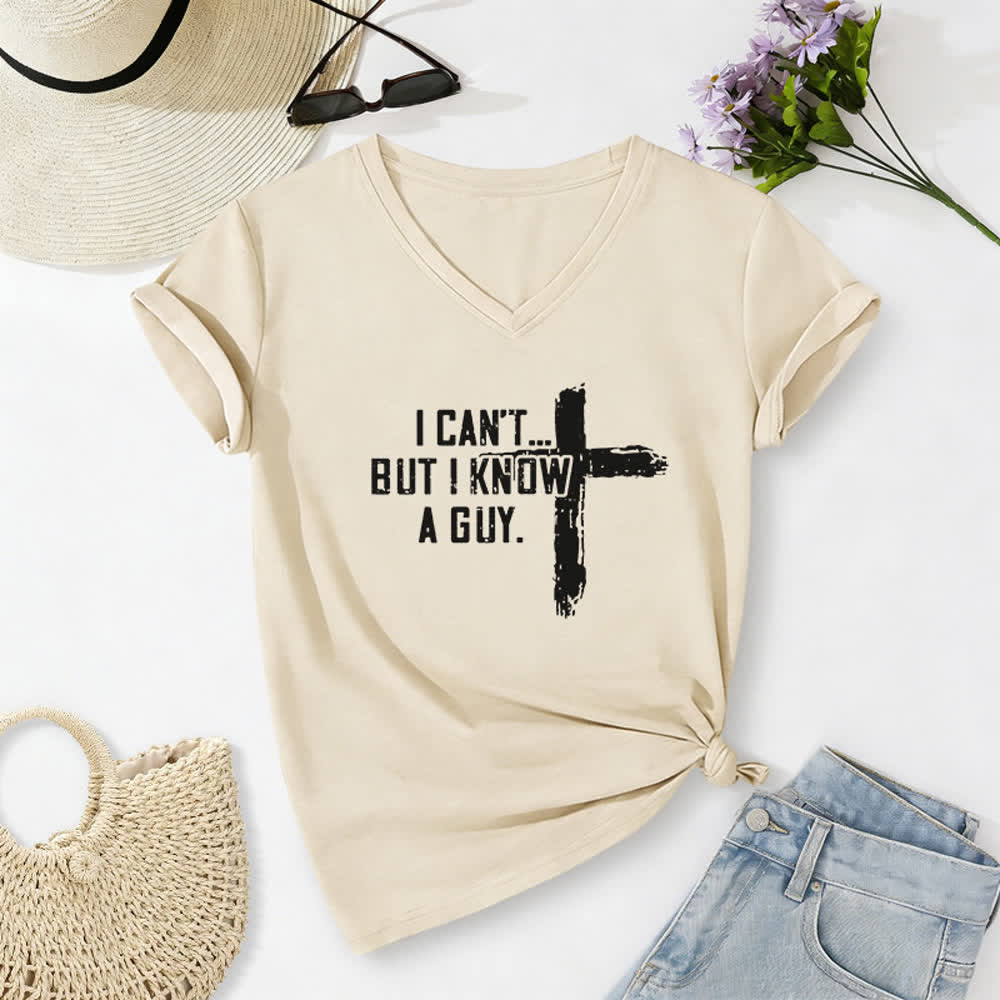 T-shirt à col en V imprimé « Je ne peux pas, mais je connais un gars » de Christianartworkshop pour femmes - Beige - 2XL - image 0