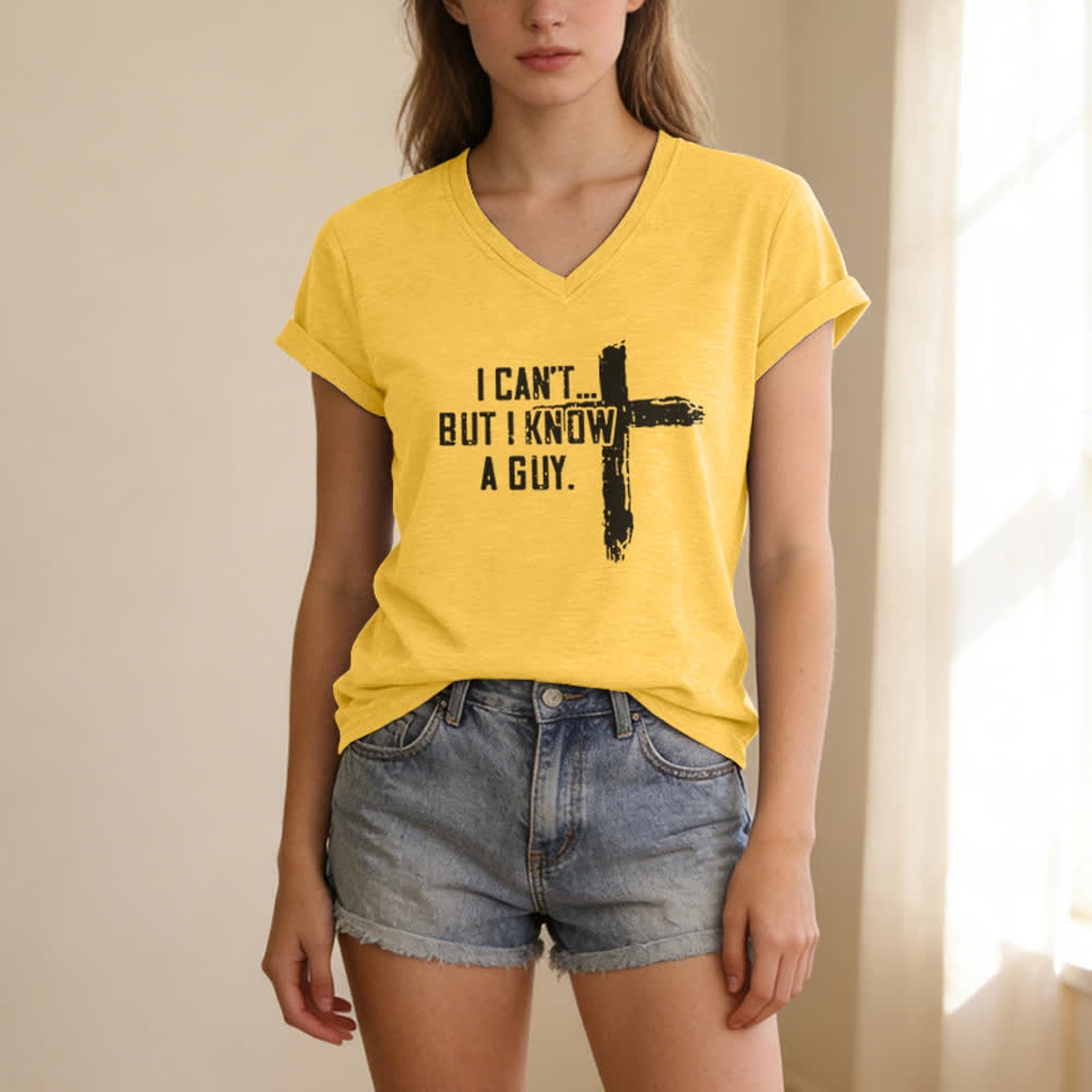 T-shirt à col en V imprimé « Je ne peux pas, mais je connais un gars » de Christianartworkshop pour femmes - image 9