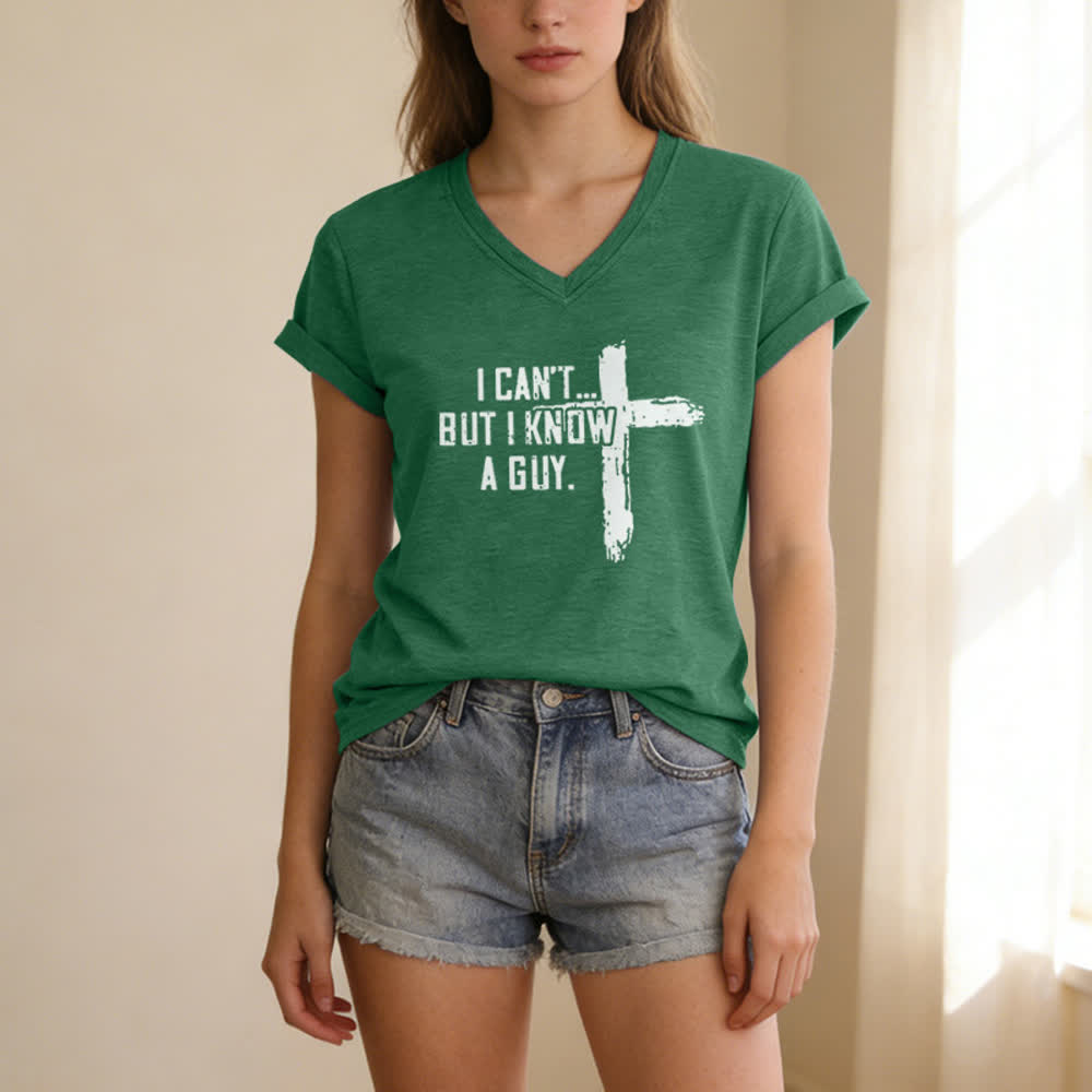 T-shirt à col en V imprimé « Je ne peux pas, mais je connais un gars » de Christianartworkshop pour femmes - image 13