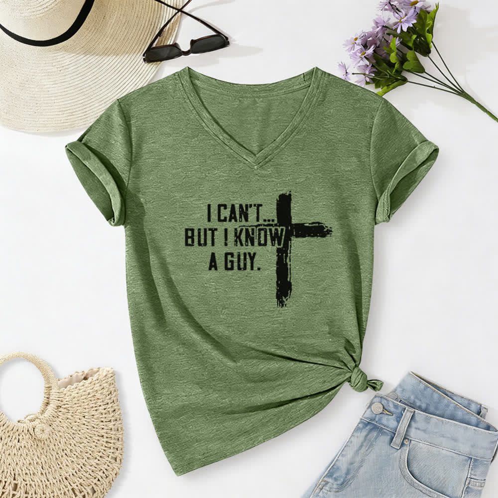 T-shirt à col en V imprimé « Je ne peux pas, mais je connais un gars » de Christianartworkshop pour femmes - Vert olive - 2XL - image 10