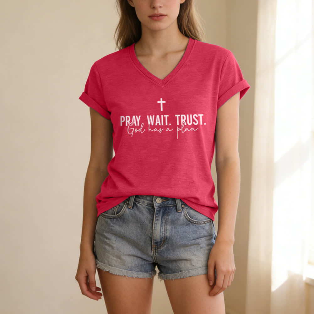 T-shirt à col en V pour femmes « Priez, attendez, ayez confiance, Dieu a un plan » de Christianartworkshop - image 1