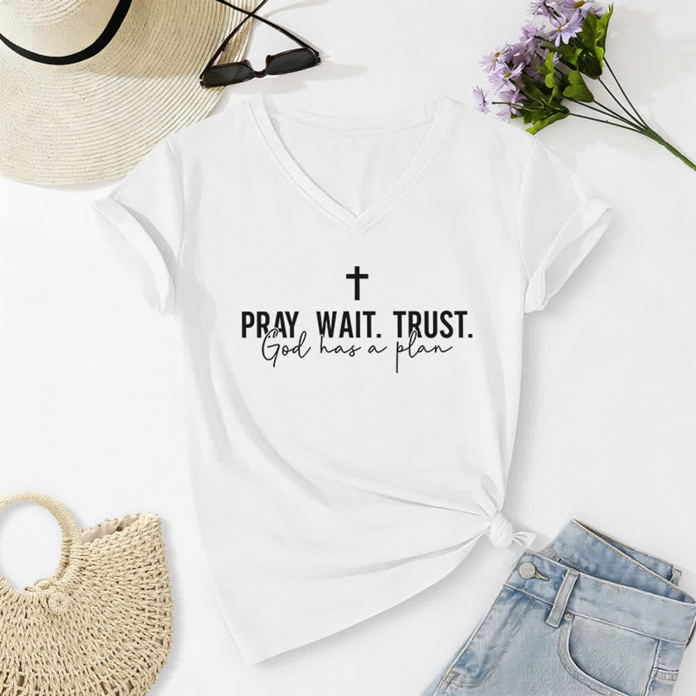 T-shirt à col en V pour femmes « Priez, attendez, ayez confiance, Dieu a un plan » de Christianartworkshop - Blanc - 2XL - image 4