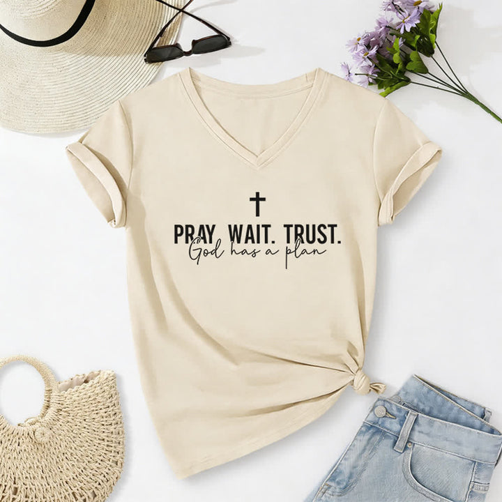T-shirt à col en V pour femmes « Priez, attendez, ayez confiance, Dieu a un plan » de Christianartworkshop - Beige - 2XL - image 8