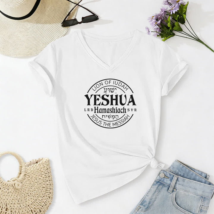 T-shirt décontracté à col en V imprimé Lion de Juda Yeshua pour femme de Christianartworkshop - Blanc - 2XL - image 4