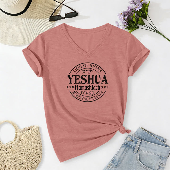 T-shirt décontracté à col en V imprimé Lion de Juda Yeshua pour femme de Christianartworkshop - Rose clair - 2XL - image 18