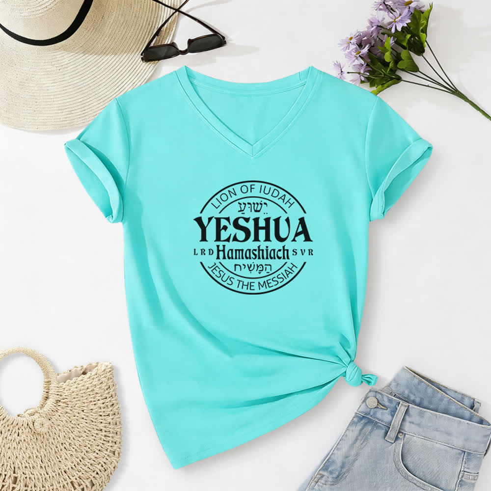 T-shirt décontracté à col en V imprimé Lion de Juda Yeshua pour femme de Christianartworkshop - Bleu ciel - 2XL - image 14
