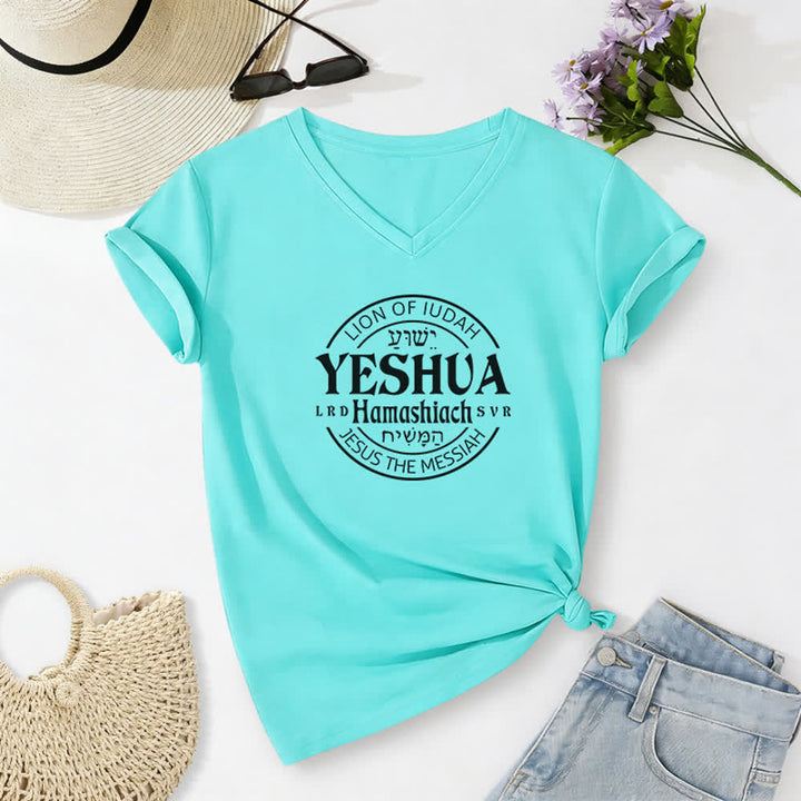T-shirt décontracté à col en V imprimé Lion de Juda Yeshua pour femme de Christianartworkshop - Bleu ciel - 2XL - image 14
