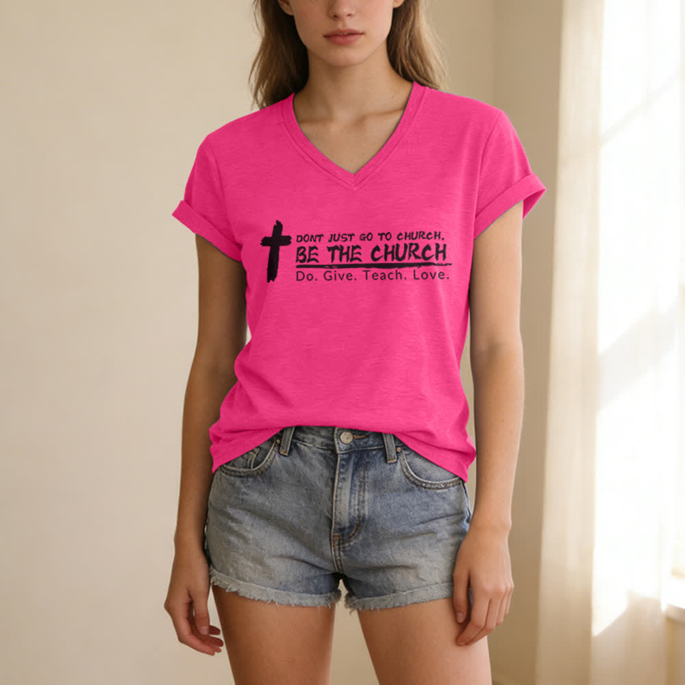 T-shirt décontracté à col en V pour femmes de Christianartworkshop « Ne vous contentez pas d'aller à l'église, soyez l'Église ». - image 23