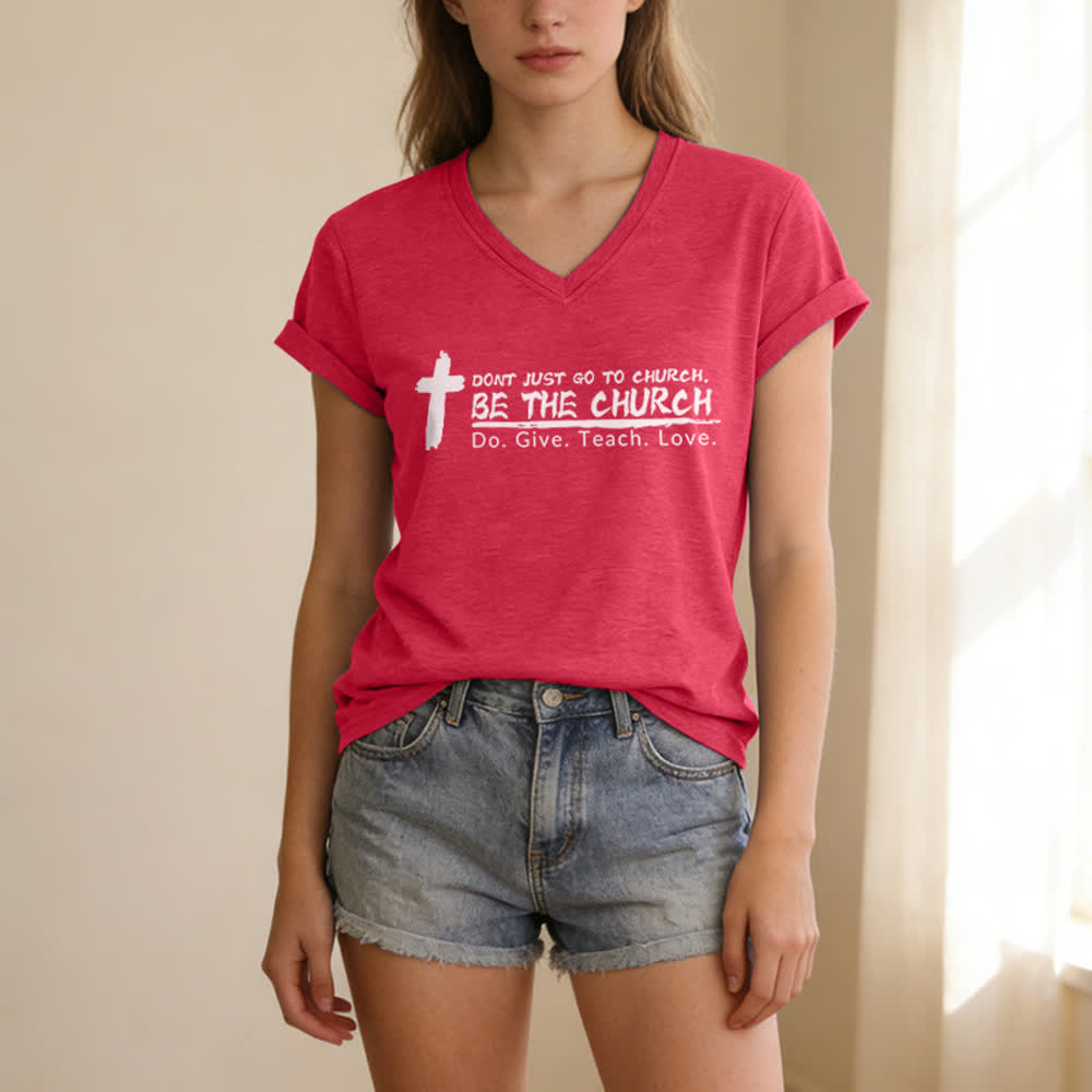 T-shirt décontracté à col en V pour femmes de Christianartworkshop « Ne vous contentez pas d'aller à l'église, soyez l'Église ». - image 21