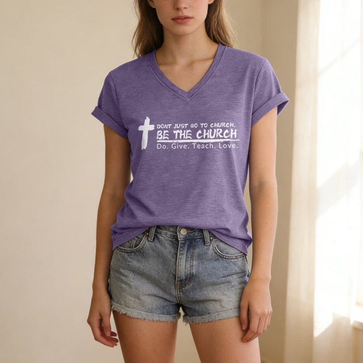 T-shirt décontracté à col en V pour femmes de Christianartworkshop « Ne vous contentez pas d'aller à l'église, soyez l'Église ». - image 25