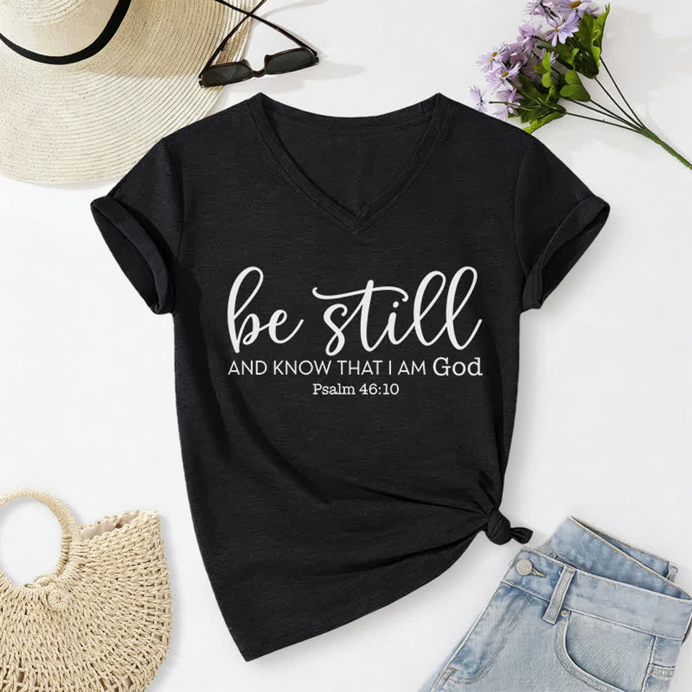 T-shirt décontracté à col en V pour femmes « Soyez tranquilles et sachez que je suis Dieu » de Christianartworkshop - Noir - 2XL - image 2