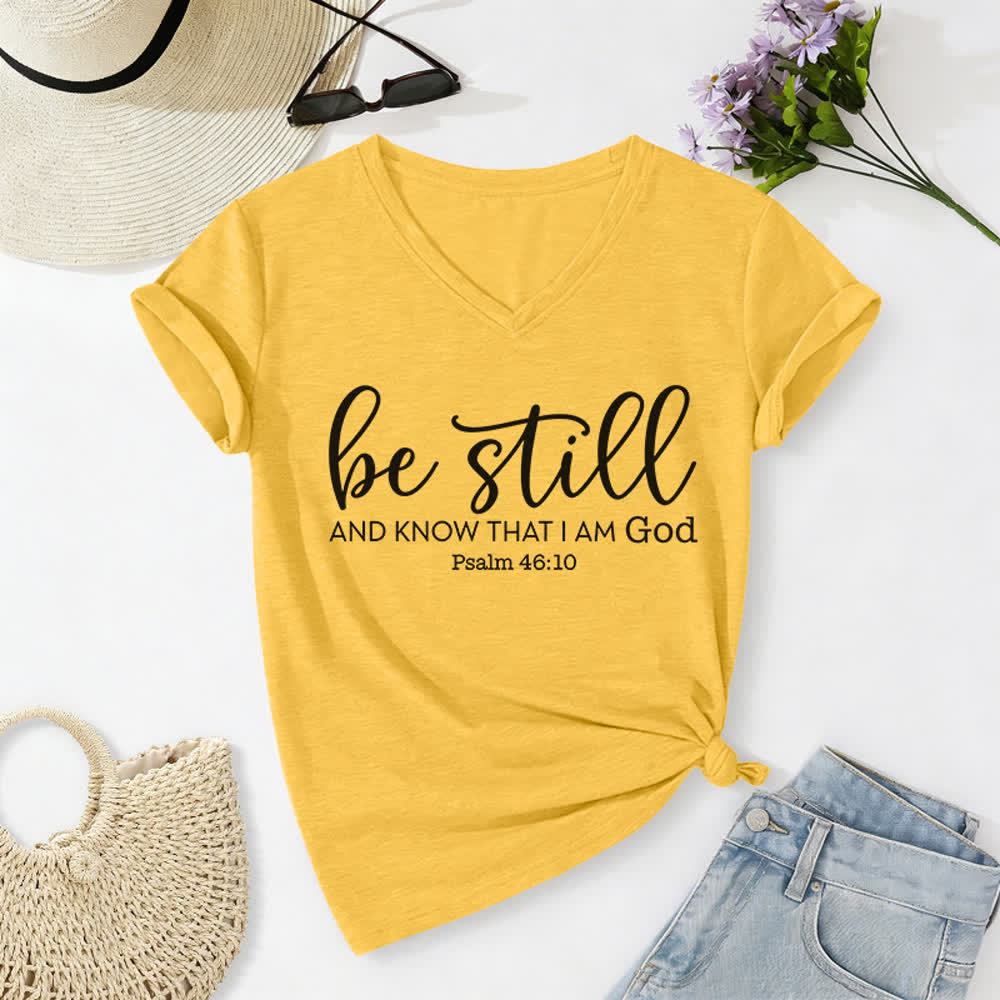 T-shirt décontracté à col en V pour femmes « Soyez tranquilles et sachez que je suis Dieu » de Christianartworkshop - Jaune - 2XL - image 0