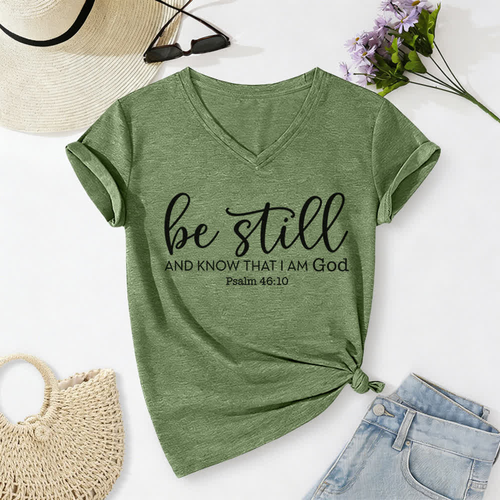 T-shirt décontracté à col en V pour femmes « Soyez tranquilles et sachez que je suis Dieu » de Christianartworkshop - Vert olive - 2XL - image 10