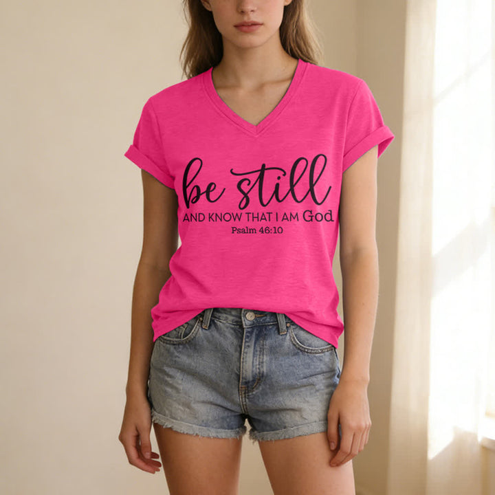 T-shirt décontracté à col en V pour femmes « Soyez tranquilles et sachez que je suis Dieu » de Christianartworkshop - image 23