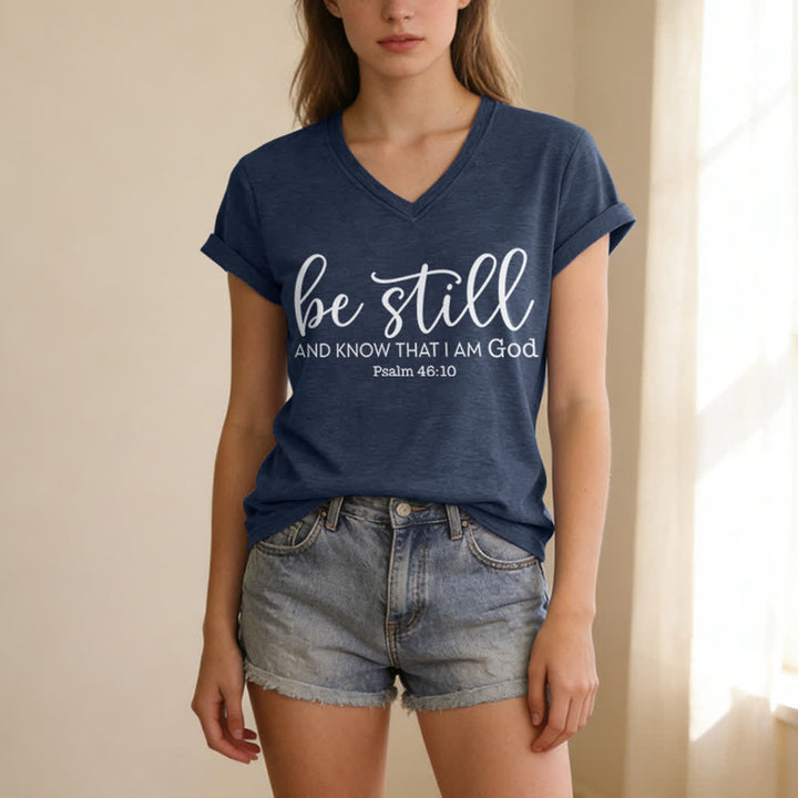 T-shirt décontracté à col en V pour femmes « Soyez tranquilles et sachez que je suis Dieu » de Christianartworkshop - image 17
