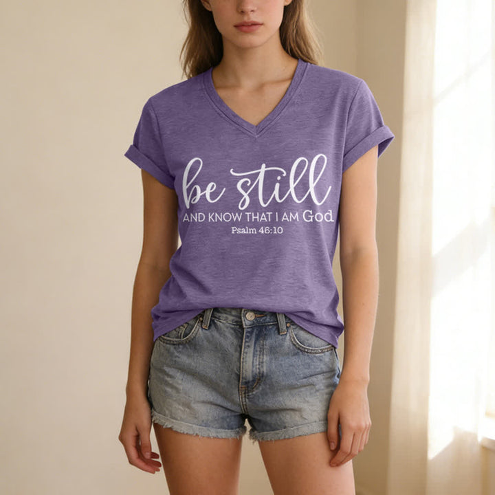 T-shirt décontracté à col en V pour femmes « Soyez tranquilles et sachez que je suis Dieu » de Christianartworkshop - image 25
