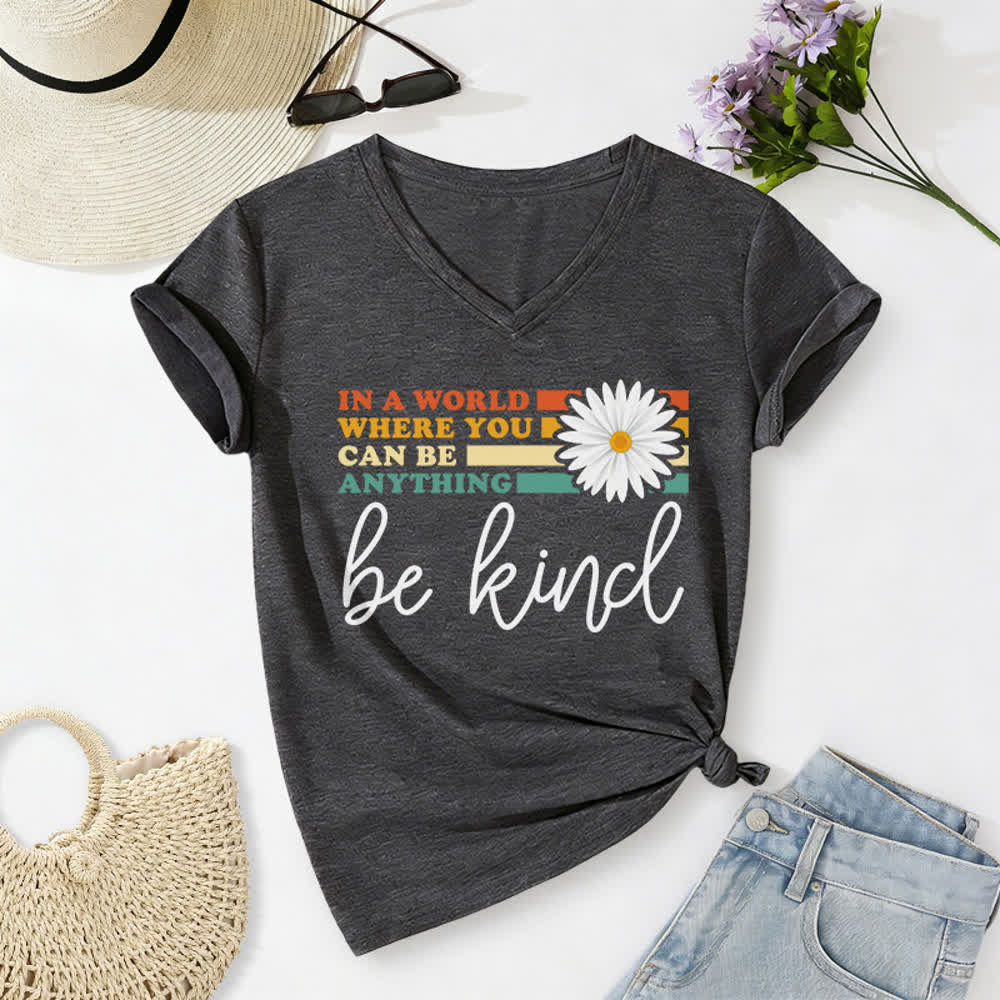 T-shirt à col en V Christianartworkshop pour femmes « Dans un monde où vous pouvez être tout ce que vous voulez, soyez gentille » - Gris foncé - 2XL - image 6