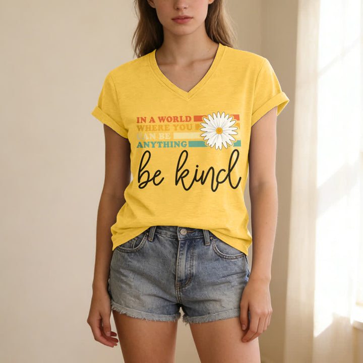 T-shirt à col en V Christianartworkshop pour femmes « Dans un monde où vous pouvez être tout ce que vous voulez, soyez gentille » - image 11