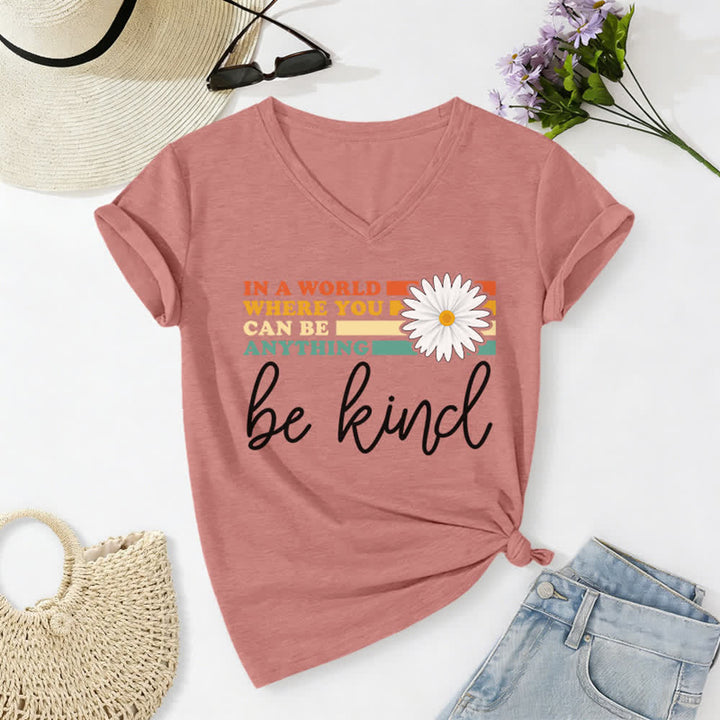 T-shirt à col en V Christianartworkshop pour femmes « Dans un monde où vous pouvez être tout ce que vous voulez, soyez gentille » - Rose clair - 2XL - image 18