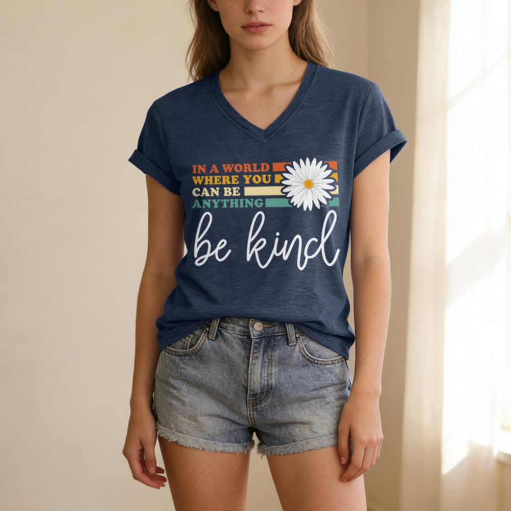T-shirt à col en V Christianartworkshop pour femmes « Dans un monde où vous pouvez être tout ce que vous voulez, soyez gentille » - image 17