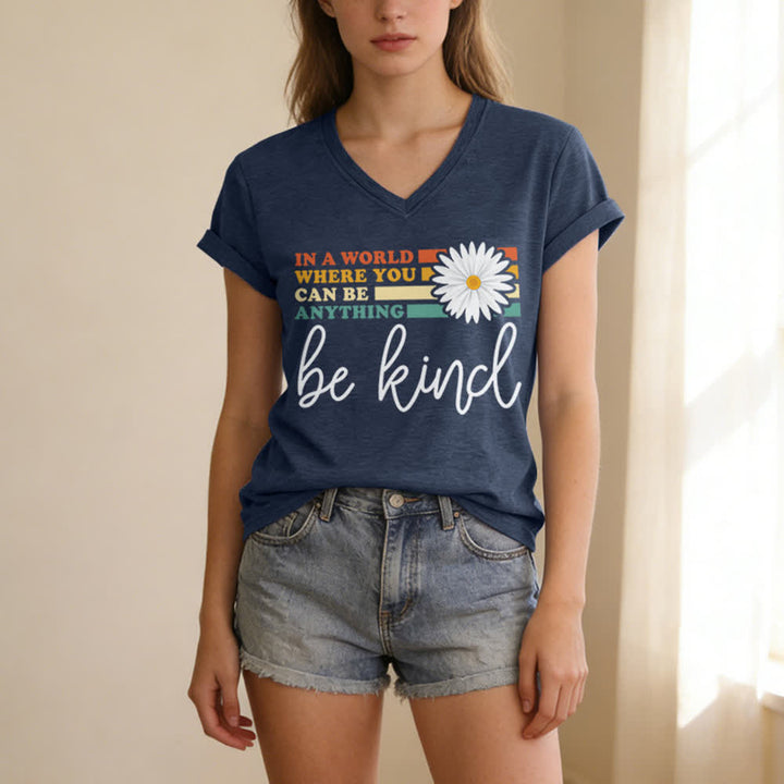 T-shirt à col en V Christianartworkshop pour femmes « Dans un monde où vous pouvez être tout ce que vous voulez, soyez gentille » - image 17