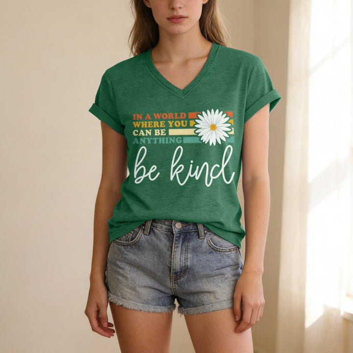T-shirt à col en V Christianartworkshop pour femmes « Dans un monde où vous pouvez être tout ce que vous voulez, soyez gentille » - image 15