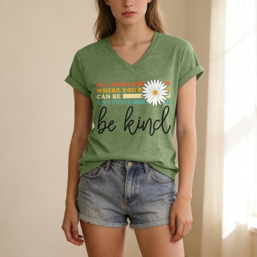 T-shirt à col en V Christianartworkshop pour femmes « Dans un monde où vous pouvez être tout ce que vous voulez, soyez gentille » - image 13
